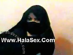 Shy Arabian Covered In Niqab Teasing