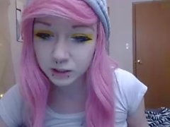 Quirky camgirl playing with herself CTB
