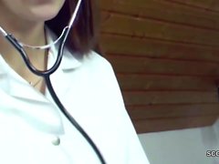 Geile Krankenschwester hiflt Patienten mit einem Handjob